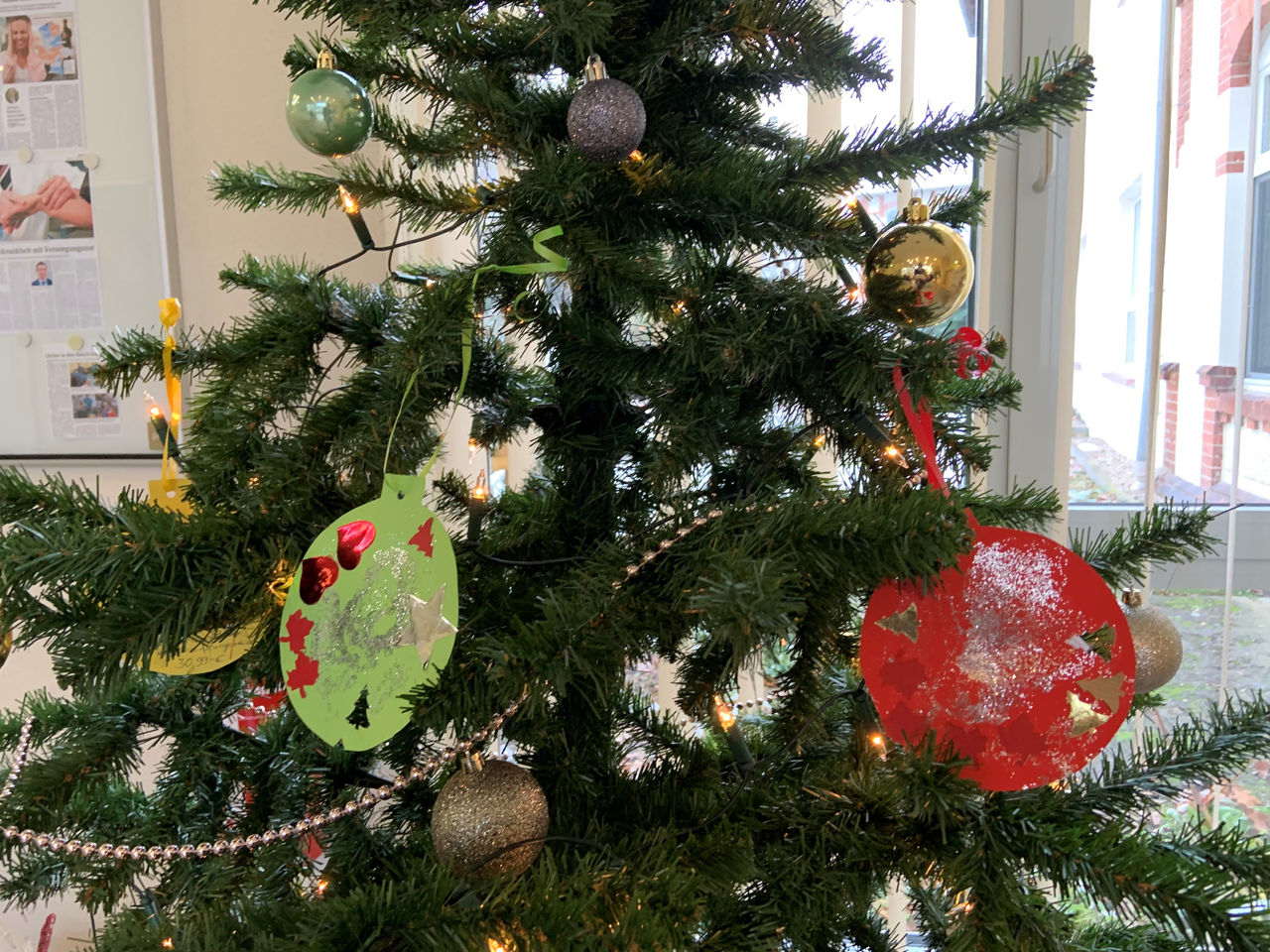 Wunschweihnachtsbaum in der Helios Fachklinik Vogelsang-Gommern aufgestellt