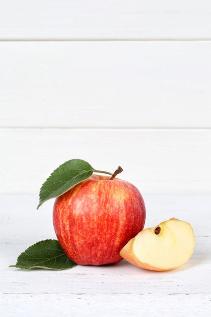 Apfel rot Obst Frucht Früchte Hochformat Textfreiraum auf Holzplatte