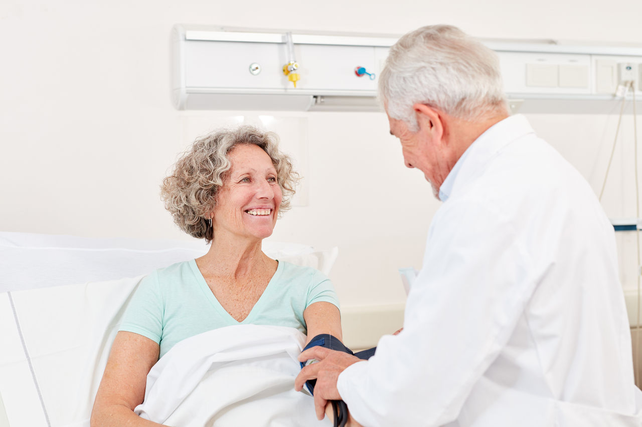 Arzt misst den Blutdruck bei einer Senior Frau 