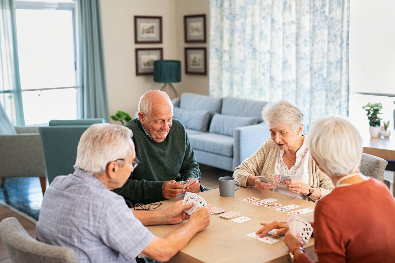 Ältere Menschen beim Karten spielen