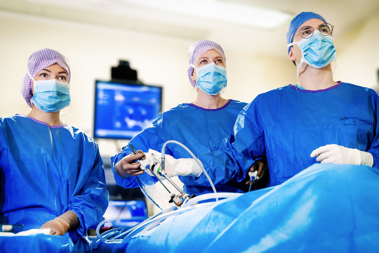 Team der Allgemeinchirurgie im Helios Klinikum Berlin-Buch bei minimalinvasiver Operation