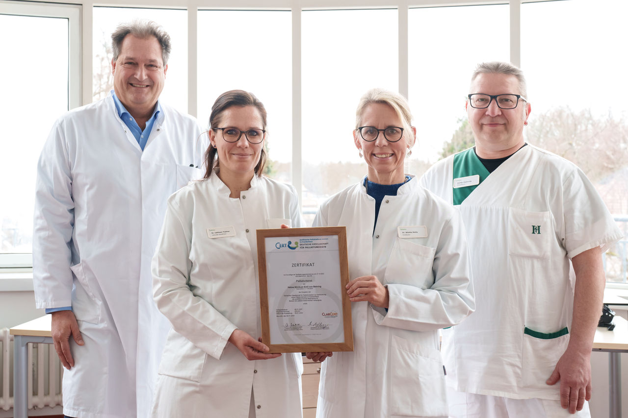 Als erstes Team in ganz Deutschland hat der Palliativdienst des Helios Klinikums Emil von Behring den neu eingeführten Zertifizierungsprozess der Deutschen Gesellschaft für Palliativmedizin (DGP) erfolgreich abgeschlossen.
