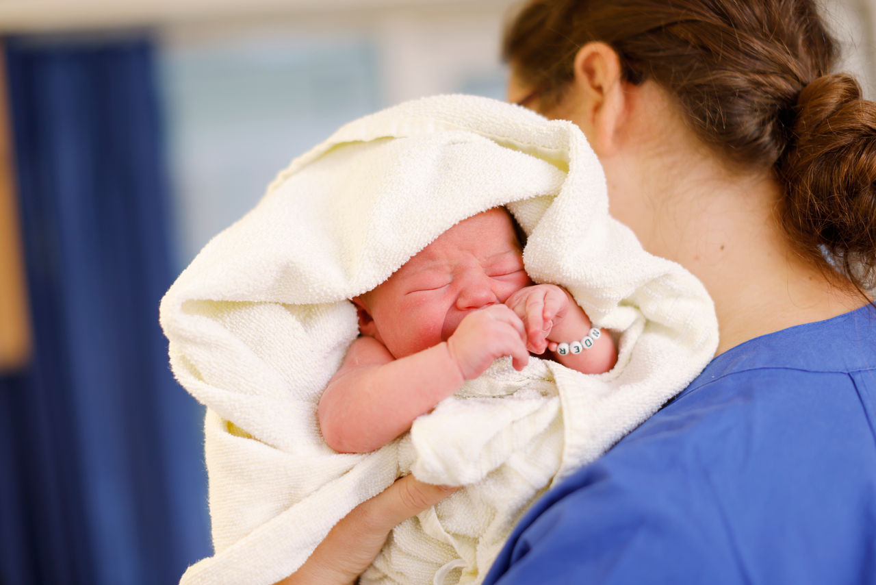 Geburtshilfe: Hebamme mit Neugeborenem 2