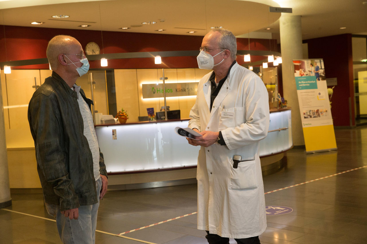 Professor Dr. Peter Lamesch mit seinem Patienten Heiko Arnold 