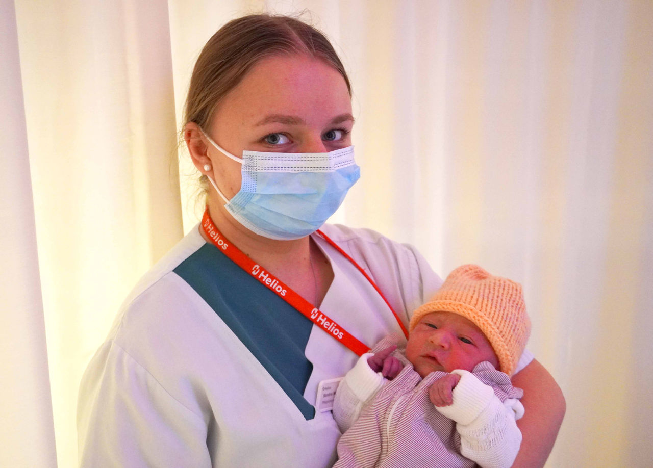 49 Minuten nach Mitternacht erblickt Neujahrbaby Ylvi Marie das Licht der Welt - Erste Geburt im Helios Klinikum Schleswig 2024