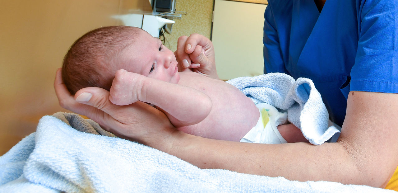 Geburtshilfe- Neugeborenes Baby 