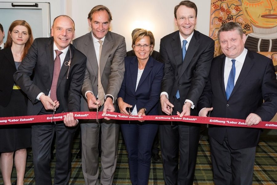 [Translate to Englisch:] Eröffnung EPU-Labor 2015 mit Minister Gröhe