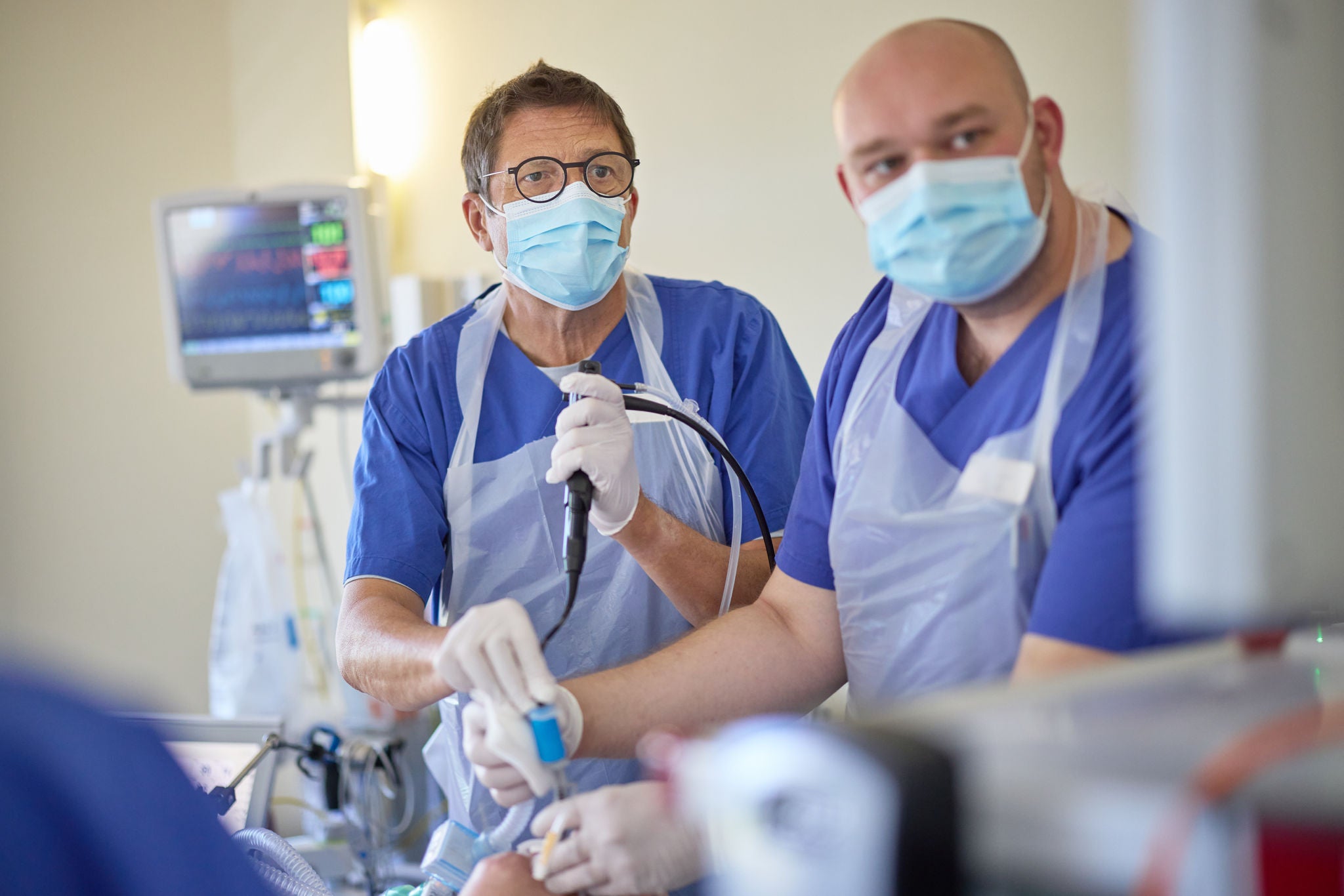 Arzt und Pfleger bei einer Bronchoskopie