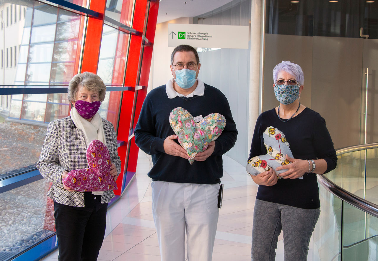 Ein Geschenk, das von Herzen kommt: Kissen für Brustkrebs-Patientinnen