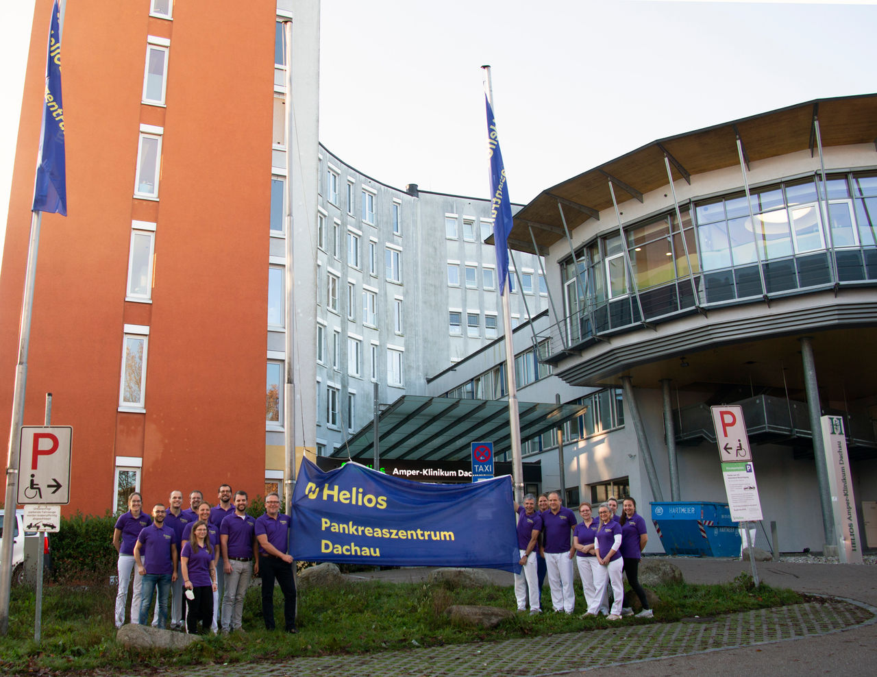Helios Amper-Klinikum zeigt Flagge zum Welt-Pankreaskrebstag