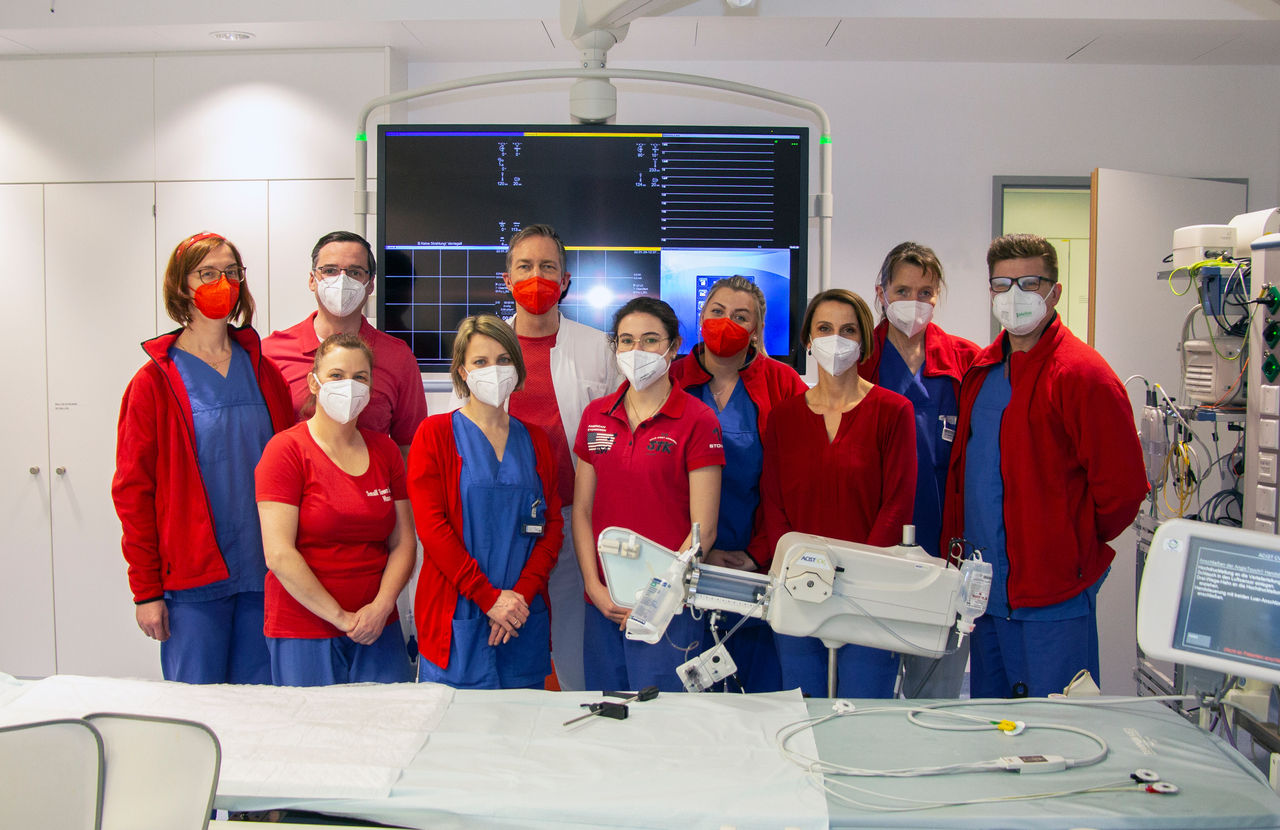 Signal für Frauenherzen: Kardiologie-Team trägt Rot