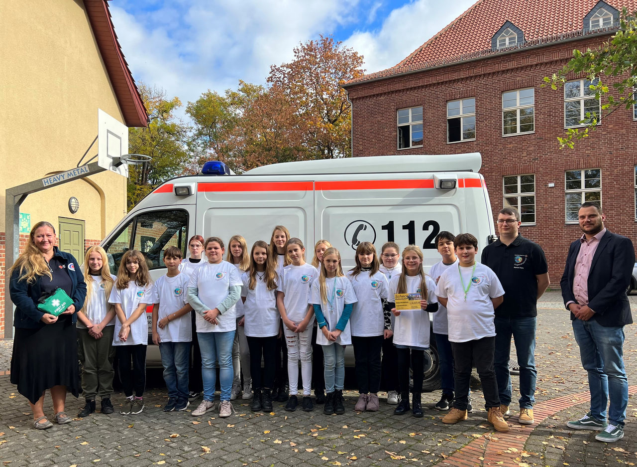 Helios Bördeklinik übergibt Spendenscheck an Schulsanitätsdienstgruppe in Weferlinger Gymnasium