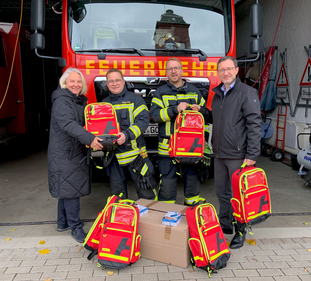 Helios Fachklinik Vogelsang-Gommern übergibt Notfallrucksäcke an Freiwillige Feuerwehr Gommern