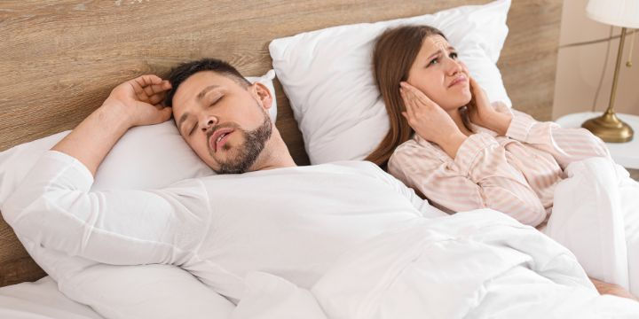 Schlaflos durch die Nacht - was hilft gegen Schnarchen?