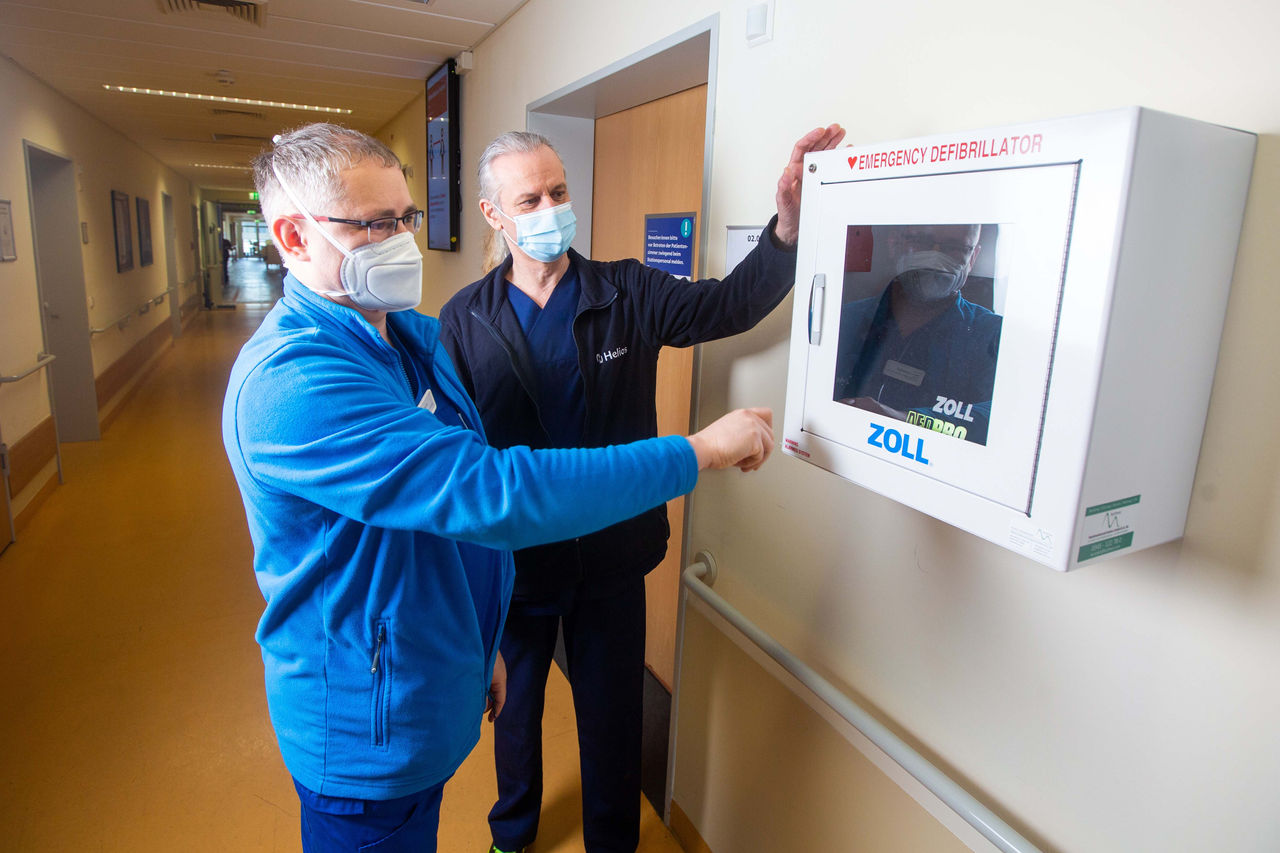 Automatische Defibrillatoren zur Reanimation auf dem Klinikgelände
