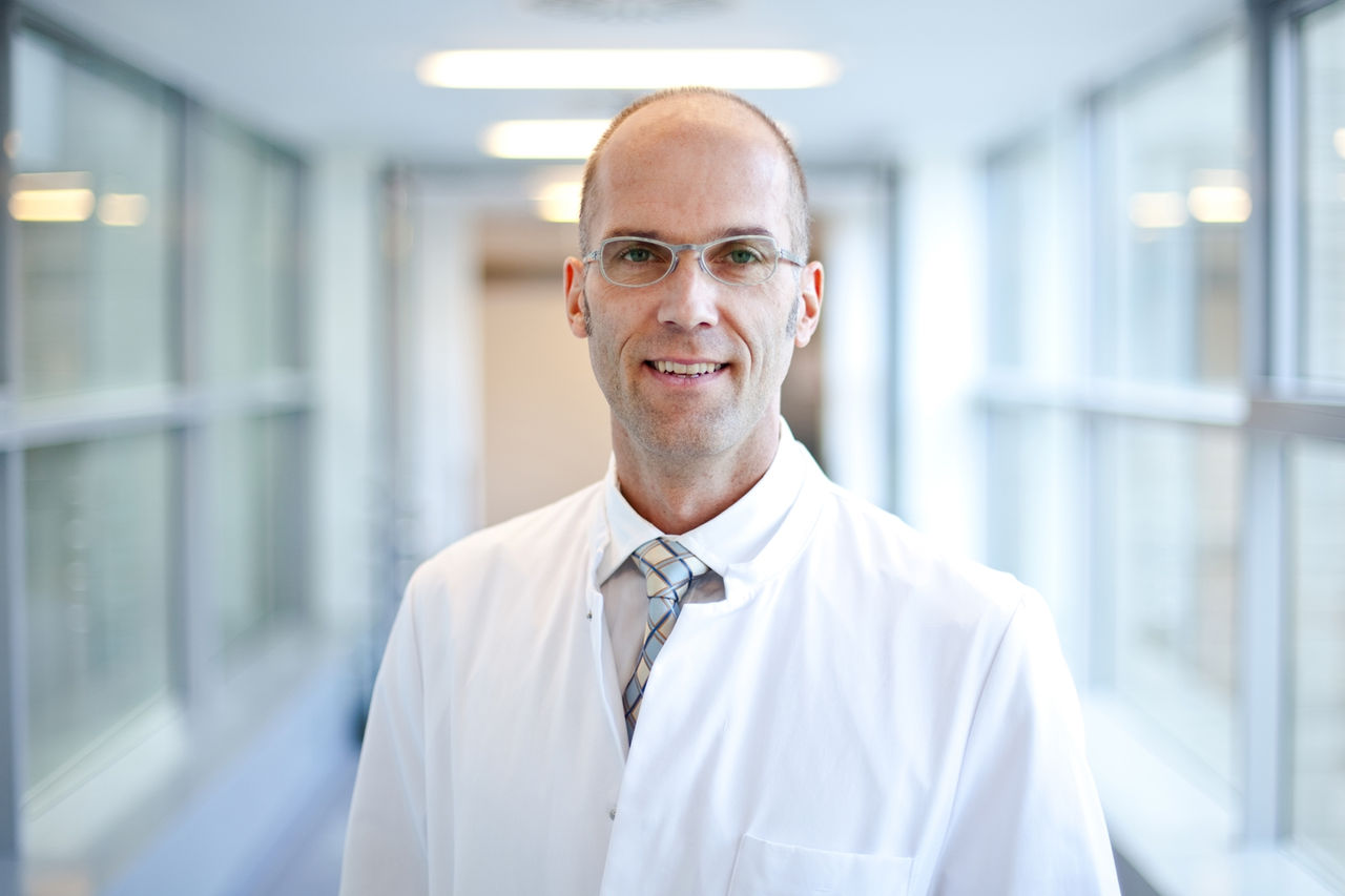 Neurochirurgie: Helios Chefarzt erhält Excellence-Zertifikat