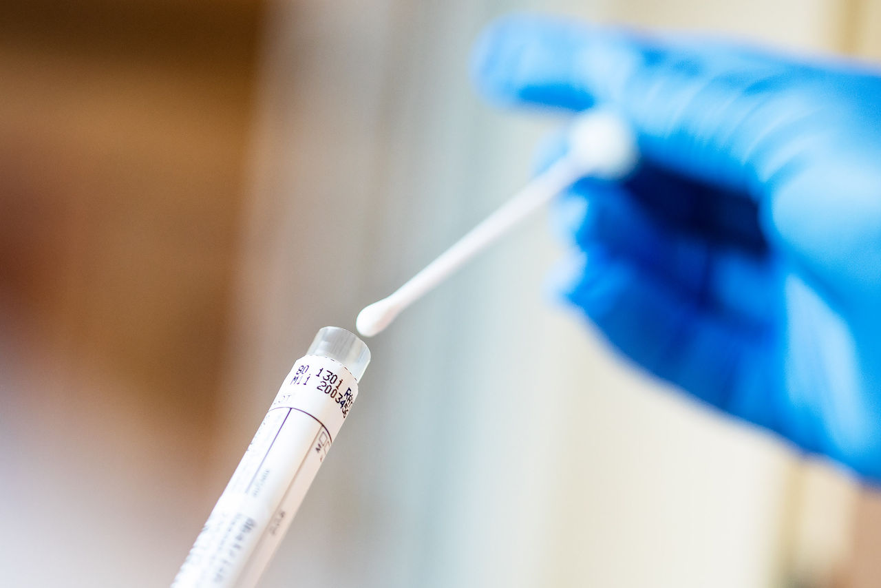 Wer untersucht einen Abstrich beim Frauenarzt?