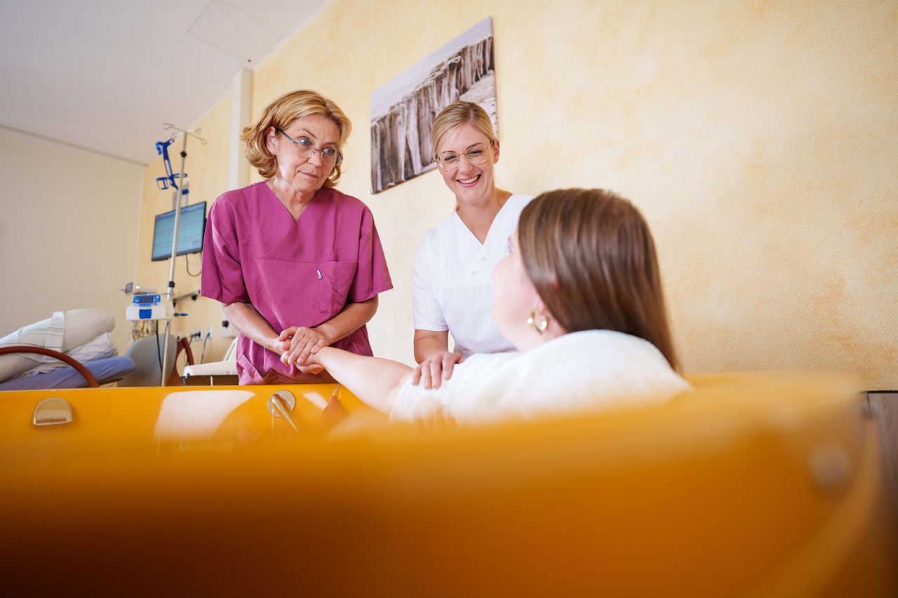 Mit der Wassergeburt entspannt entbinden