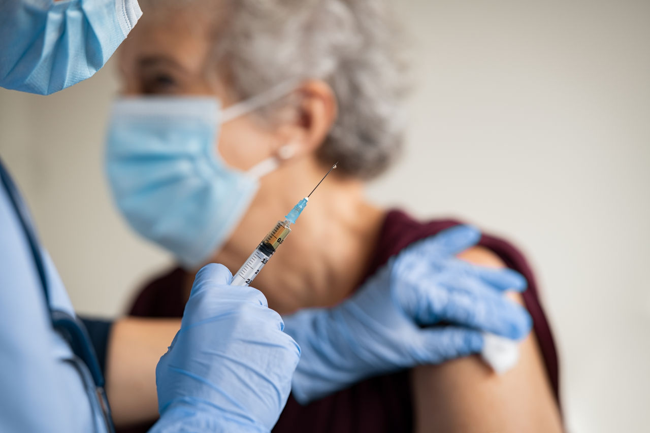 Covid-19-Impfung bei einer Seniorin