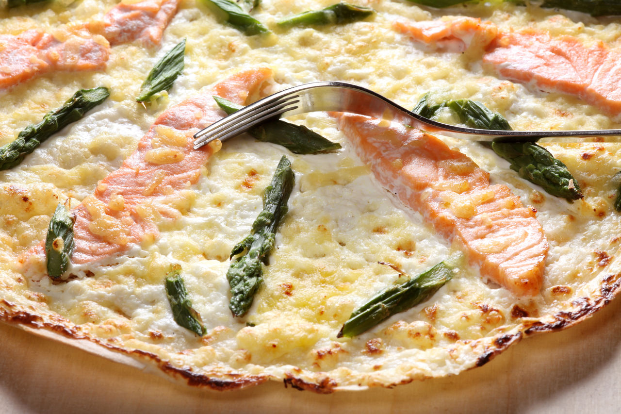 Flammkuchen mit Spargel und Lachs