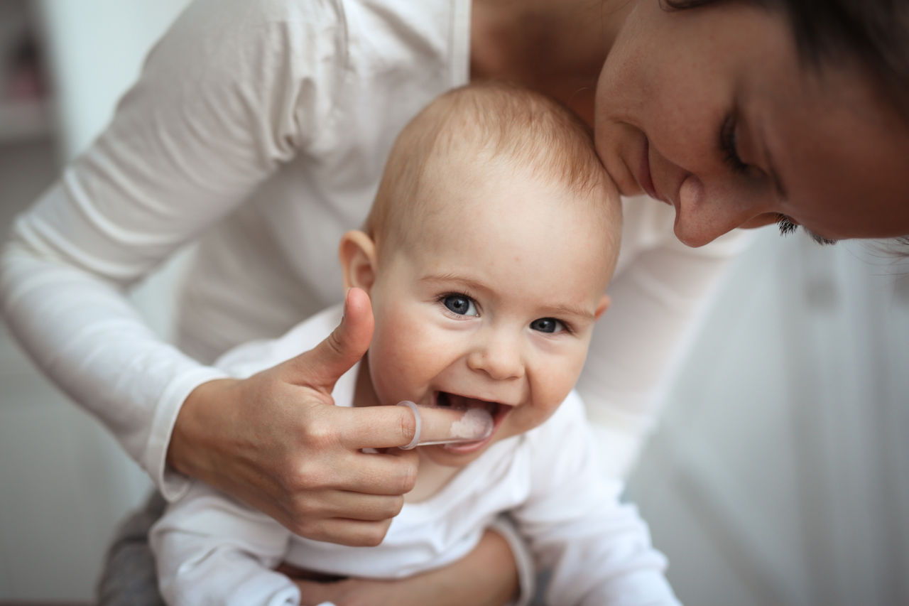 Zahnen beim Baby: Anzeichen und helfende Tipps