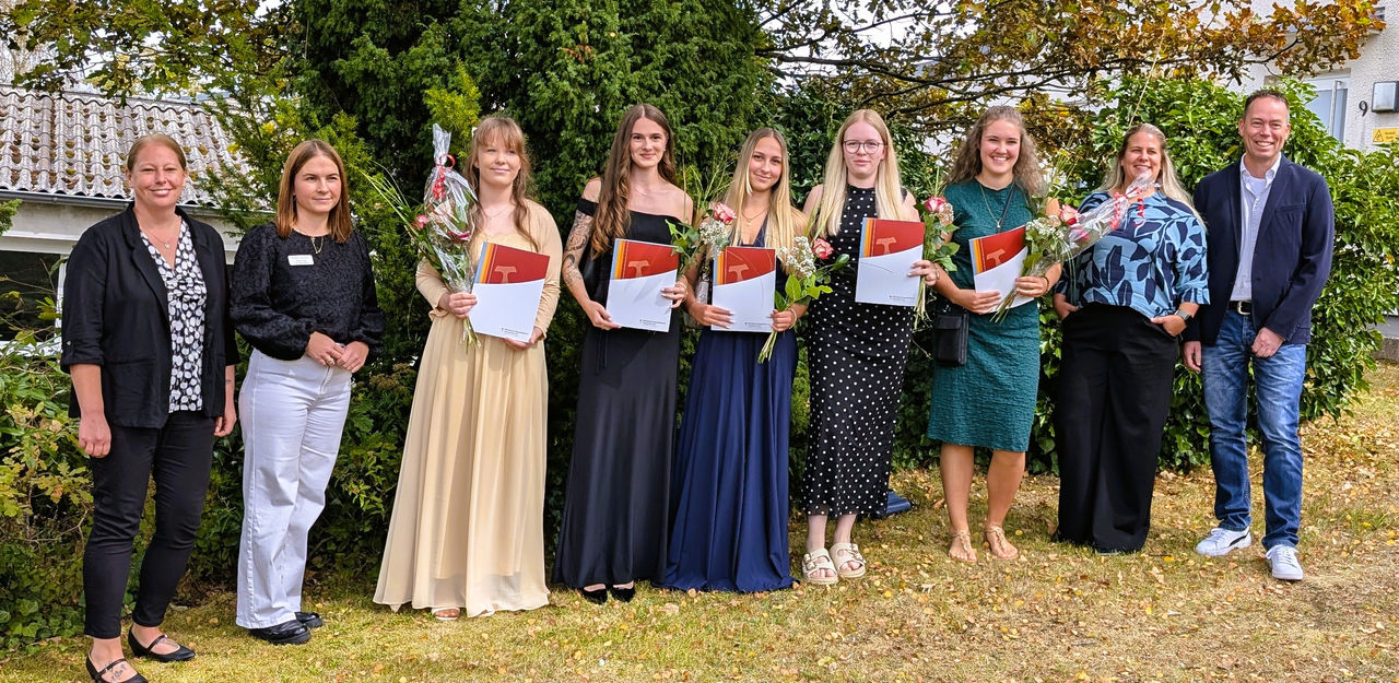 Fünf Pflegekräfte starten nach erfolgreicher Ausbildung ins Berufsleben