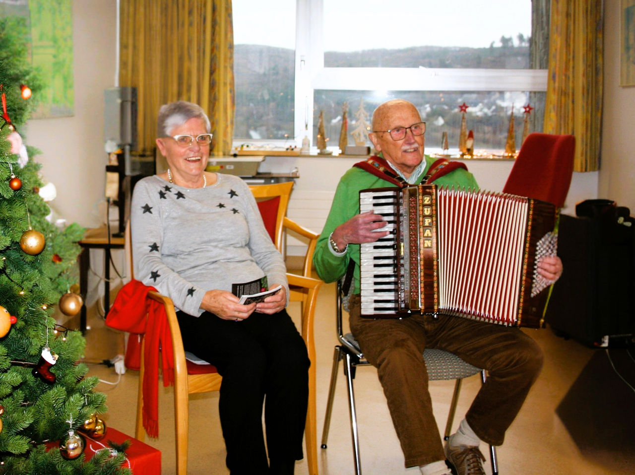 Mit Charme und Schifferklavier: Attendorner Karnevalsgröße singt für kranke Menschen