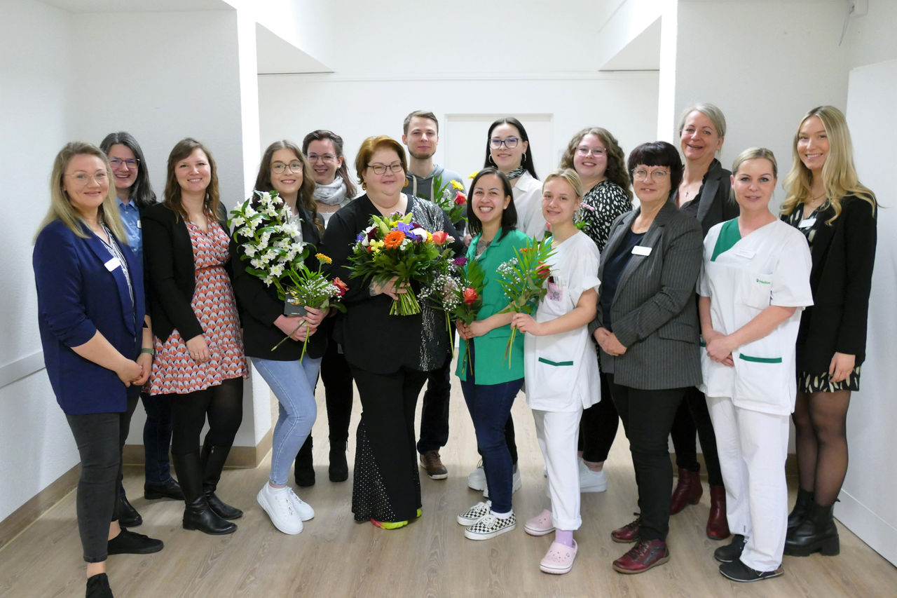 Neue Wege in der Pflege: 14 Absolvent:innen des Helios Bildungszentrums Bad Saarow treten in den Pflegeberuf ein, während 21 Pflege-Azubis ihre Ausbildung beginnen