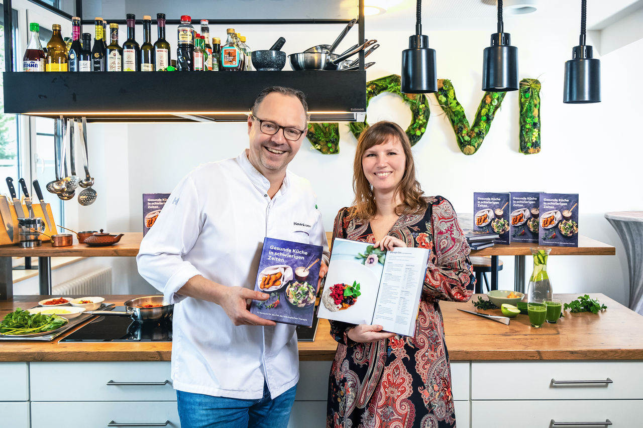 „Gesunde Küche in schwierigen Zeiten“: Helios Team veröffentlicht Kochbuch mit Zwei-Sterne-Koch Hendrik Otto