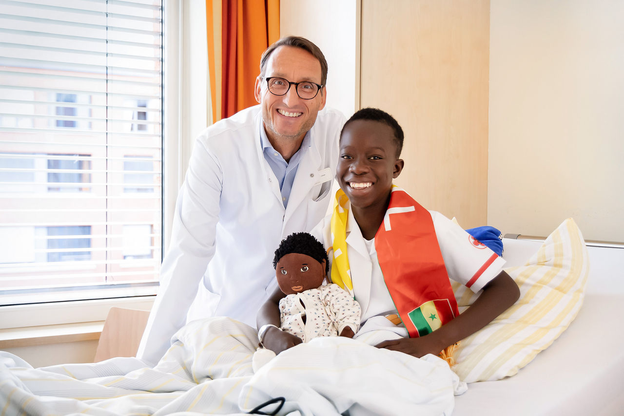 Nach 77 Operationen kann Samba aus dem Senegal wieder lachen