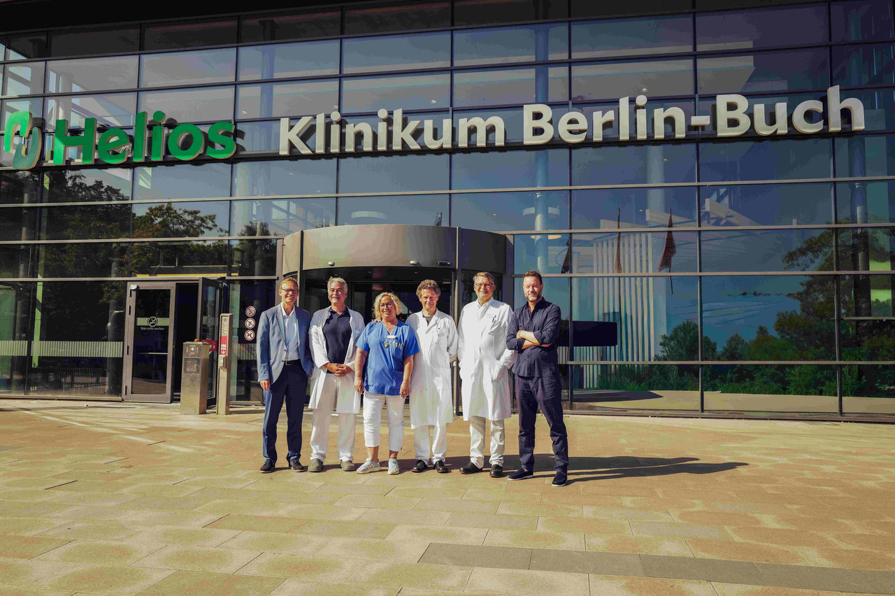 Mehr als medizinische Versorgung: Michael Müller, Regierender Bürgermeister a. D., und Autor Florian Schwiecker besuchen den ICKE Verein und die Kinderklinik am Helios Klinikum Berlin-Buch 