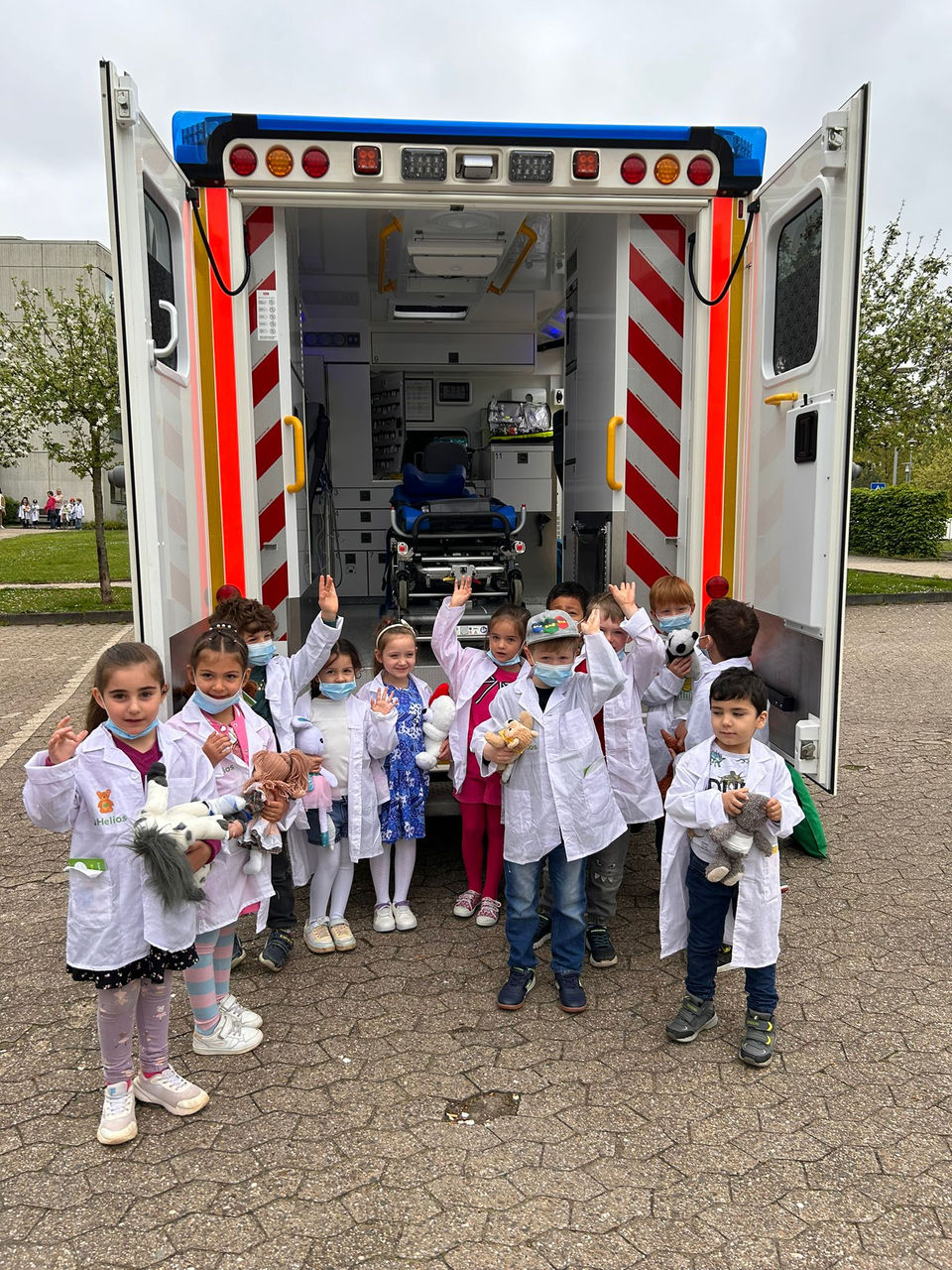 Röntgen, Pflaster kleben und Krankenwagen inspizieren – Bärchentag begeistert Kindergartenkinder