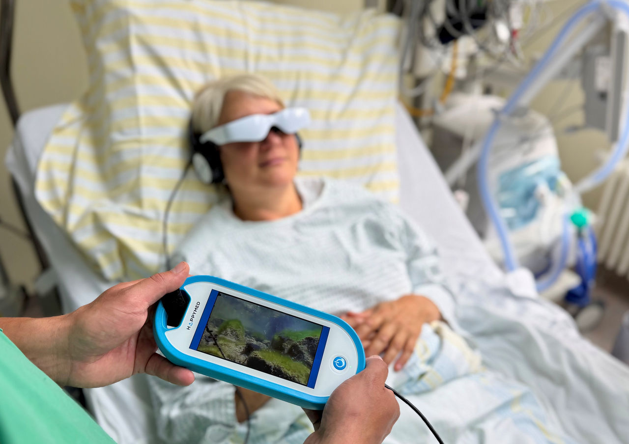 Kino im Operationssaal der Burger Klinik: Pflegedirektorin der Helios Klinik Jerichower Land erlebt audiovisuelle Ablenkung statt Vollnarkose