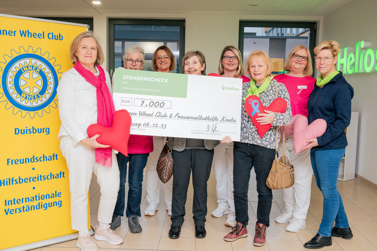 Brustzentrum der Helios St. Anna Klinik übergibt Spende an Brustkrebsvereine