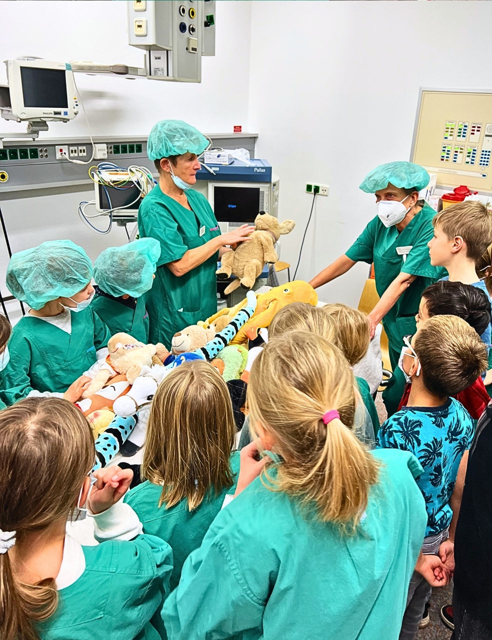 Mit Kuscheltier im OP: Kinderuni startet im Helios Klinikum Erfurt