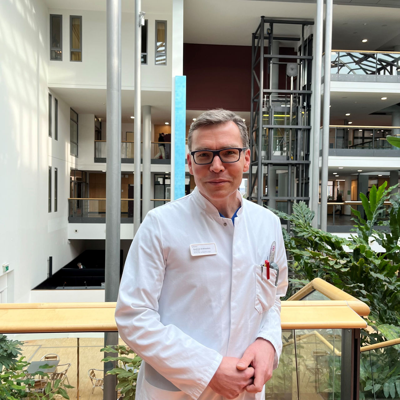 Seit dem 1. Januar 2024 ist  Andreas Gräfenstein Chefarzt im Kollegialsystem im Helios Klinikum Gotha für den Fachbereich der Unfallchirurgie 