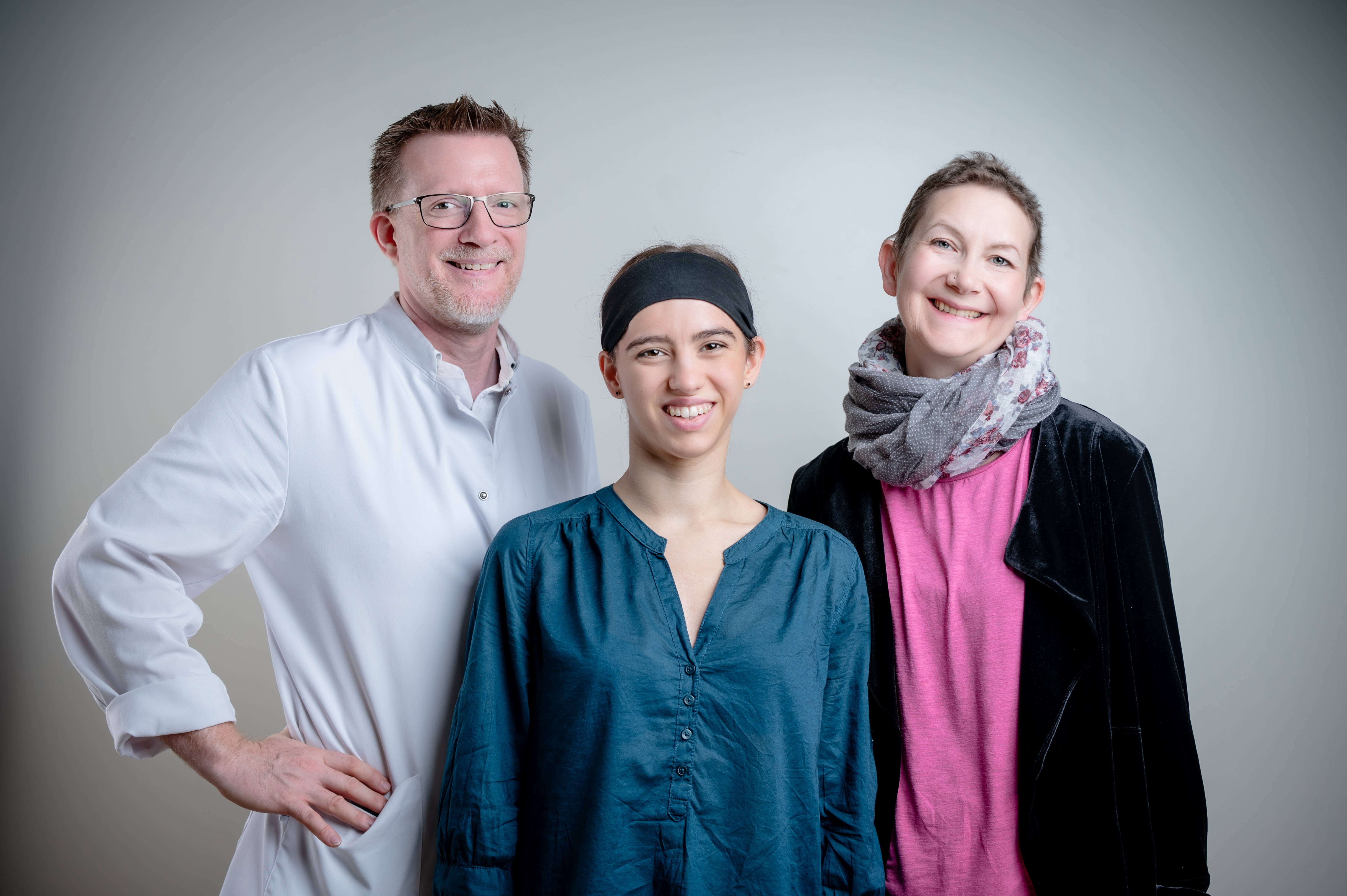Dr. Christoph Großmann, Ärztlicher Leiter des Brustzentrums gemeinsam mit den Workshopleiterinnen Lea Teßmer, Tanztherapeutin i.A. und Nina Fiedler, Systemische Therapeutin