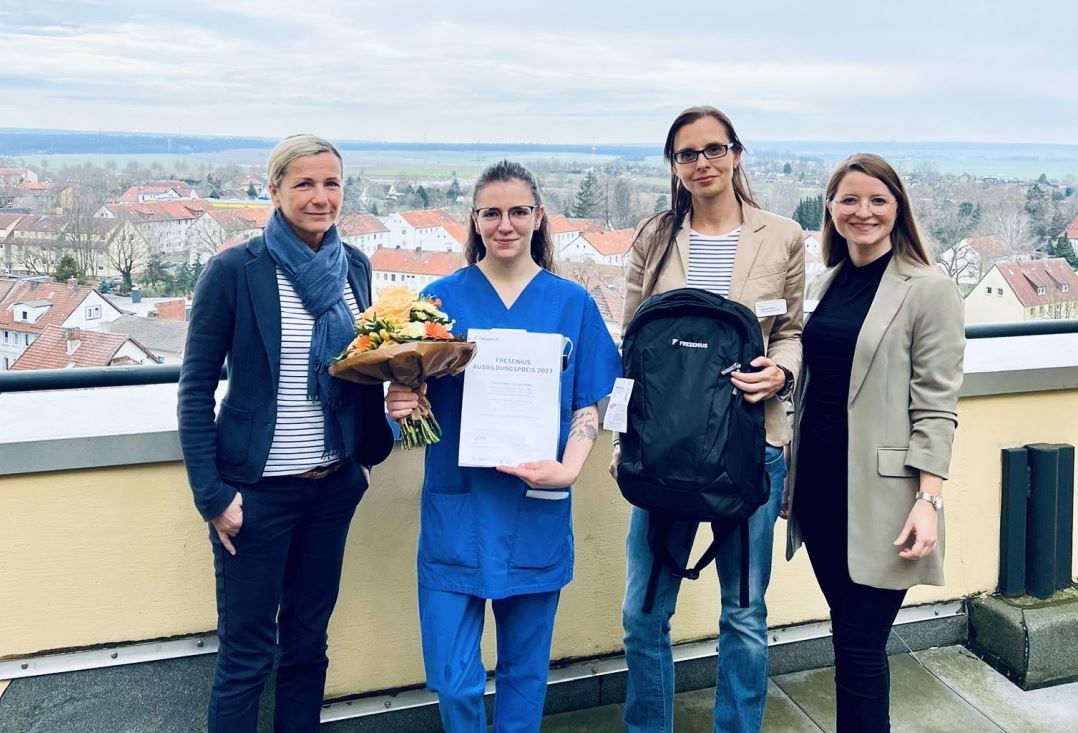 Auszubildende von der Helios St. Marienberg Klinik Helmstedt für Bestnoten ausgezeichnet