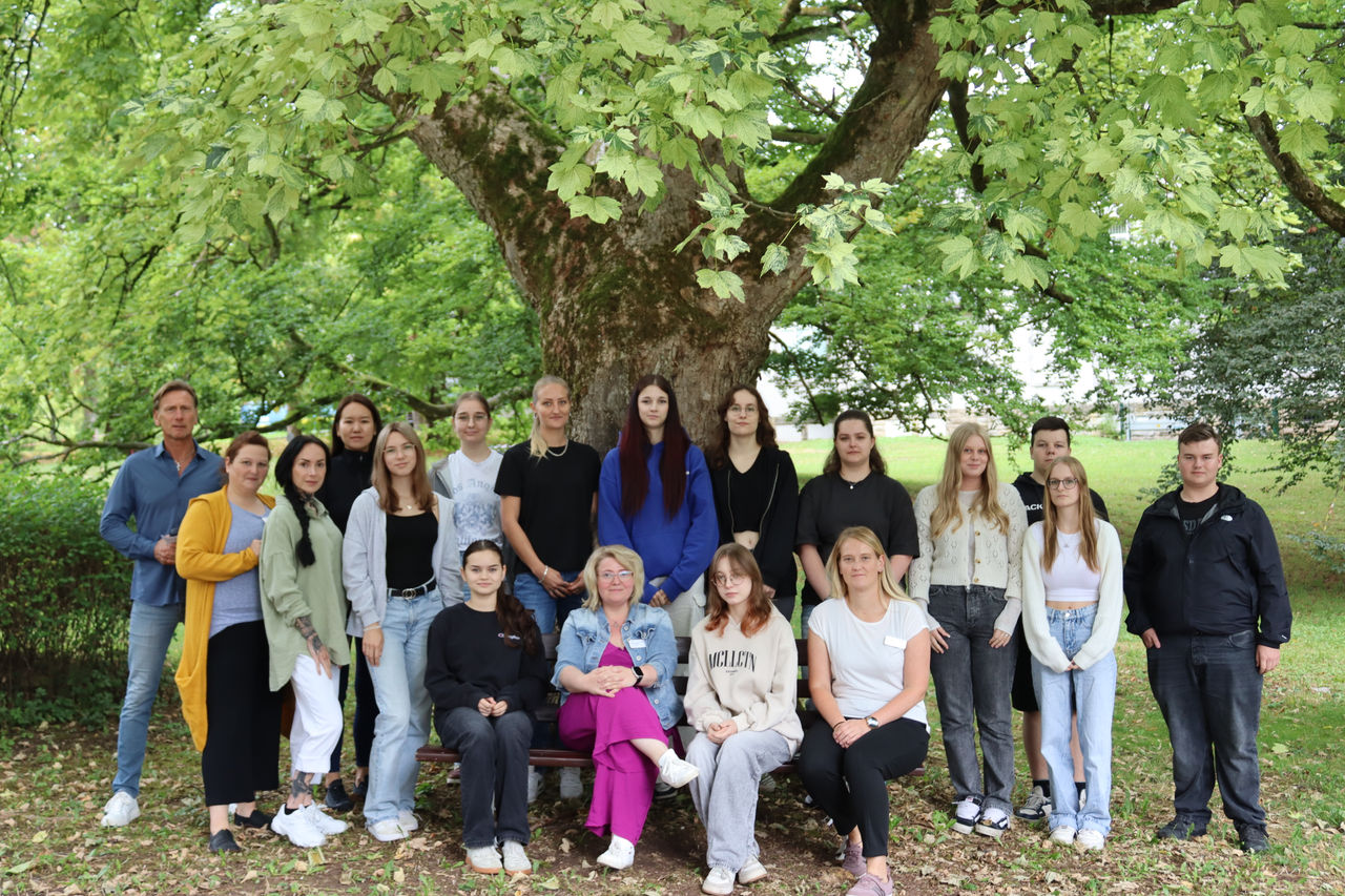 15 Auszubildende starteten ins Berufsleben – Helios Fachkliniken sichern Nachwuchs