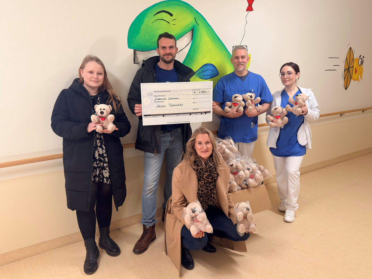 Bärenstarke Gäste: Pfandspende beschert Kinderklinik am Helios Klinikum Hildesheim hunderte Kuschelbären