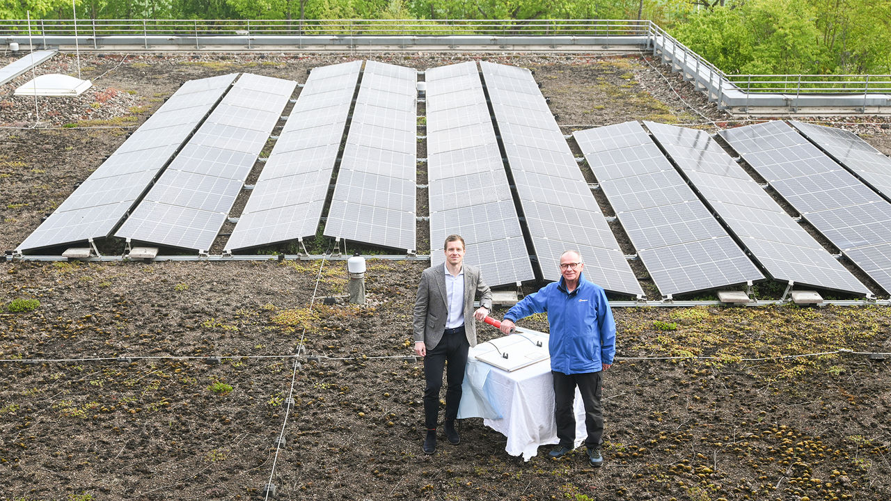 Herr Mock und Herr Nophut mit der Photovoltaikanlage