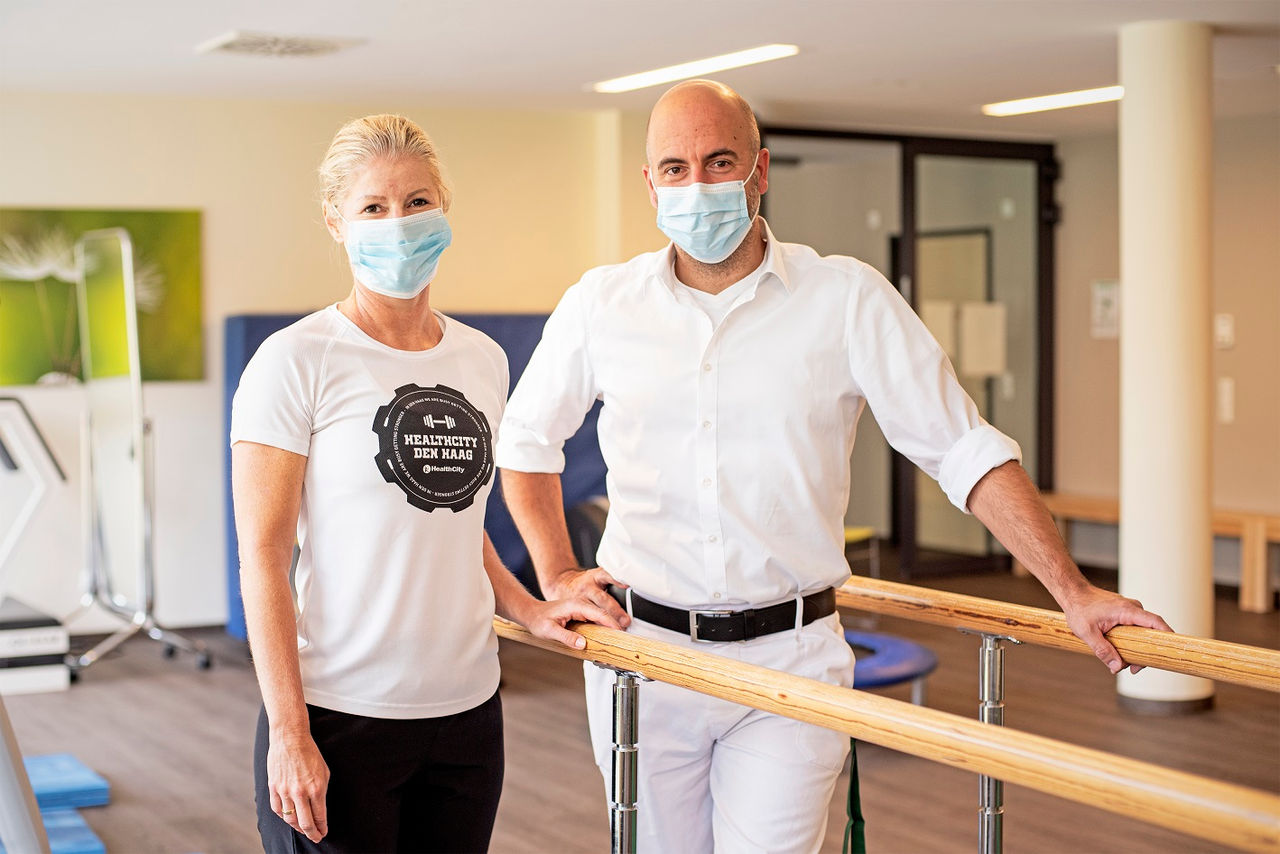 Patientin Barbara Schatz trainiert am Ortho-Campus in Huels mit neuen Hüftgelenken