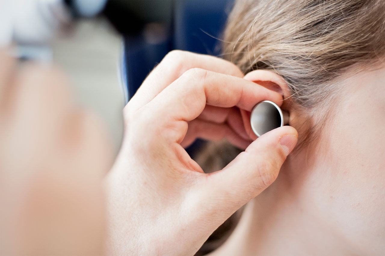 Wenn der Hörnerv geschädigt ist: Wie funktionieren Hörimplantate?  