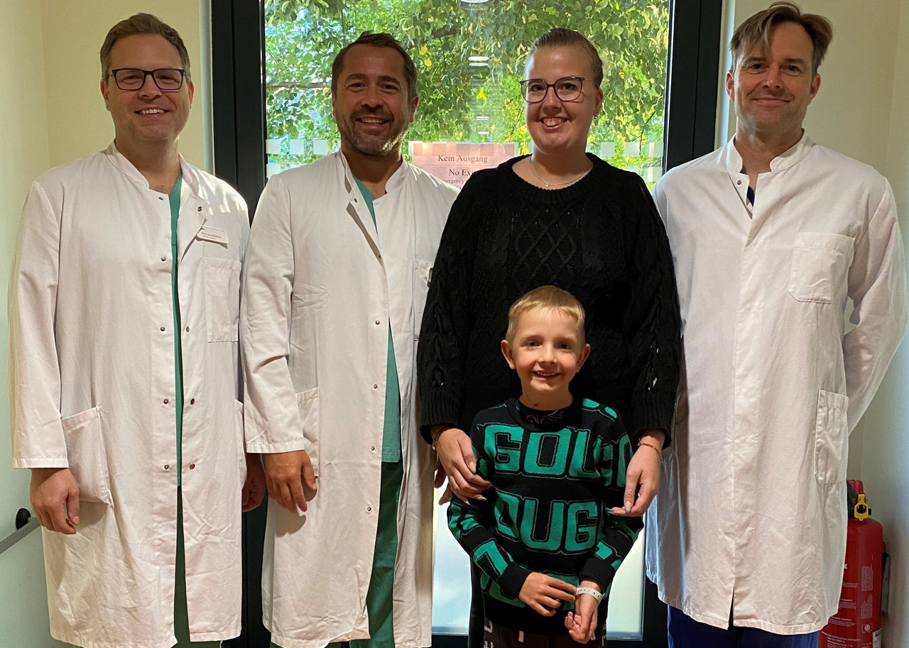 Doppeltes Glück: Mutter und Sohn erhalten beide lebenswichtige Herz-Operation in Leipzig