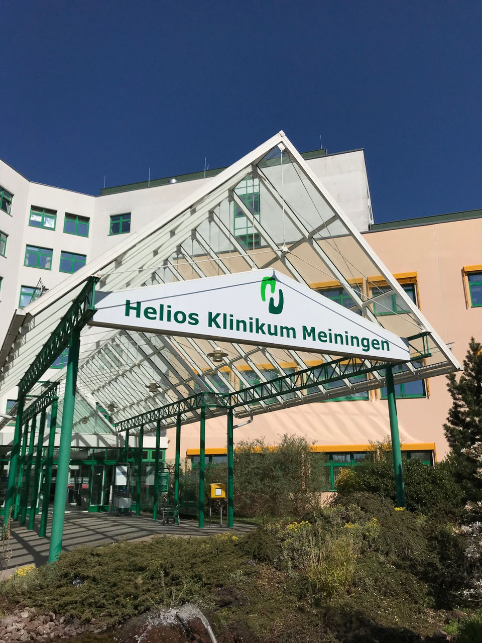 Digital parken: Auf der Parkfläche des Helios Klinikums Meiningen wird schrankenloses Parksystem eingeführt