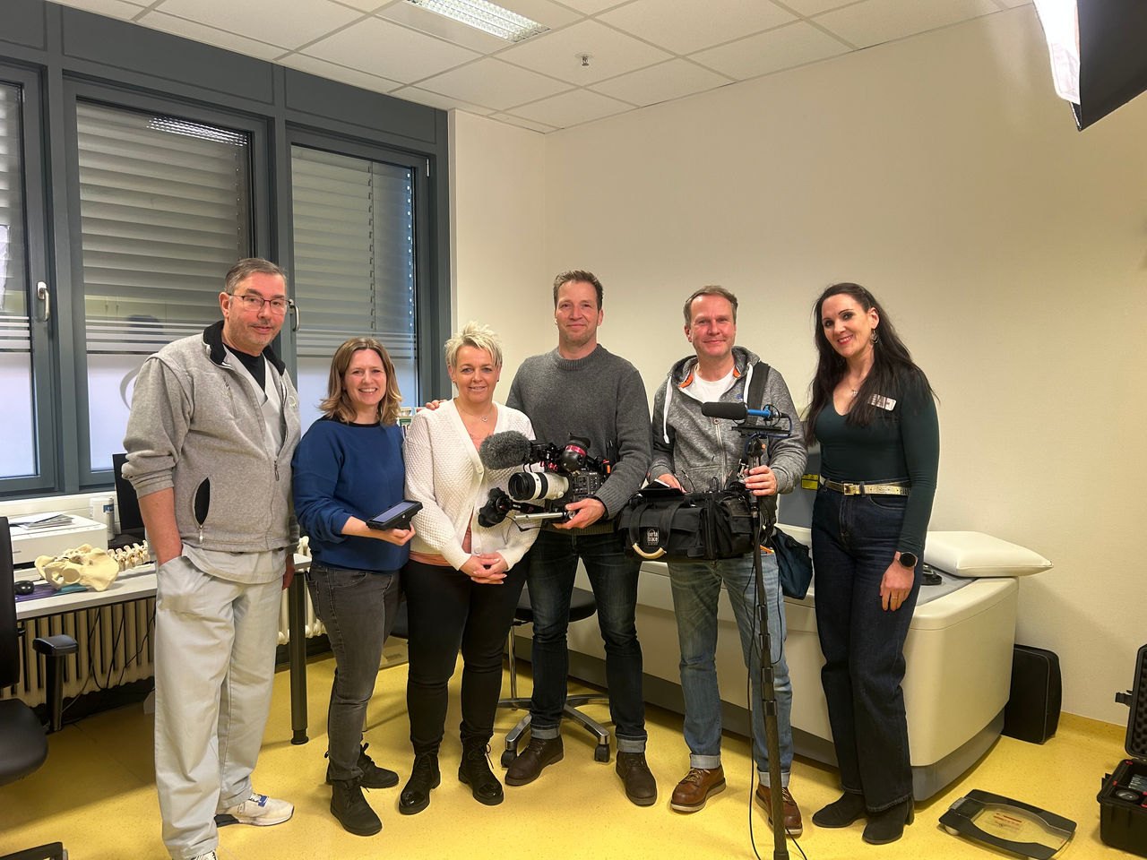Neue Therapieoption bei chronischen Rückenschmerzen: Dr. Torsten Eichenauer im TV-Beitrag 