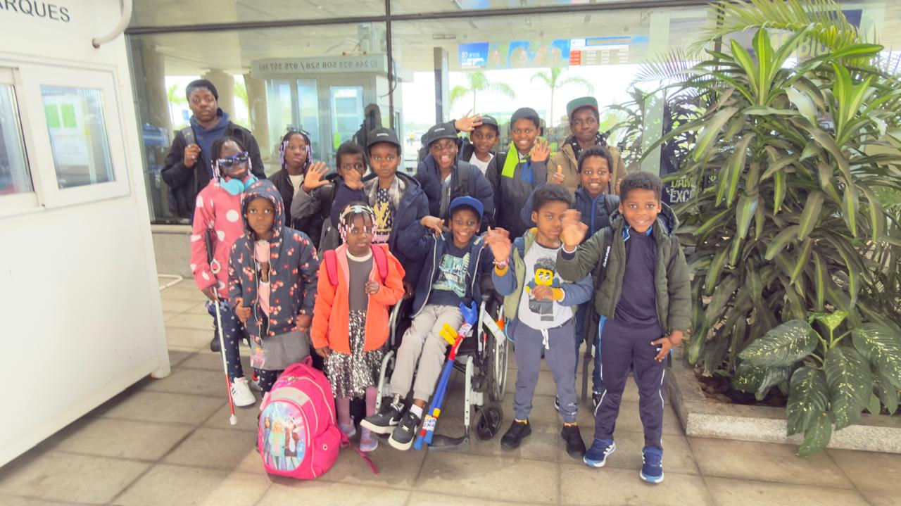 Erfolgreiche Behandlung: Friedensdorf-Kind Manuel kehrt geheilt nach Angola zurück