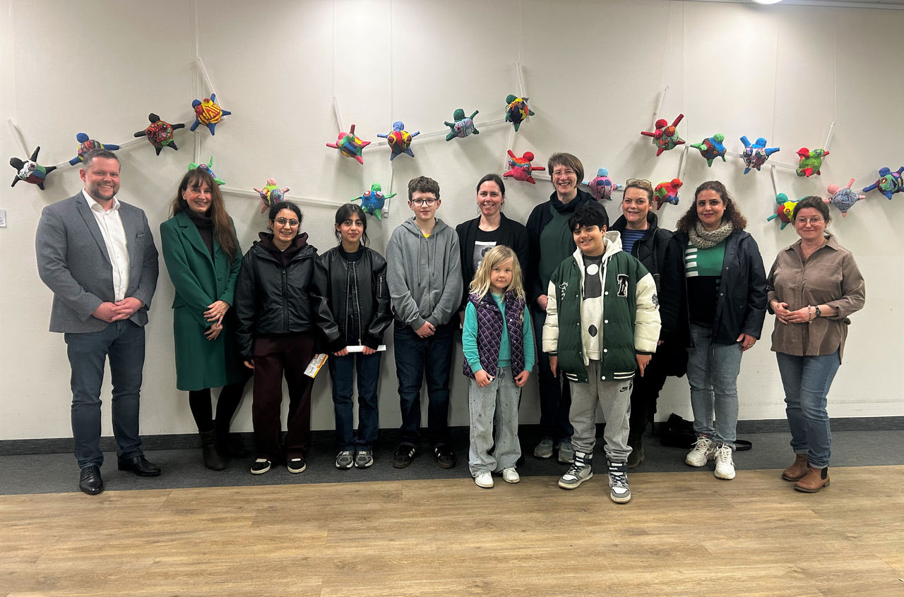 Farbe im Klinikalltag: Schulen stellen erneut ihre Kunstwerke aus