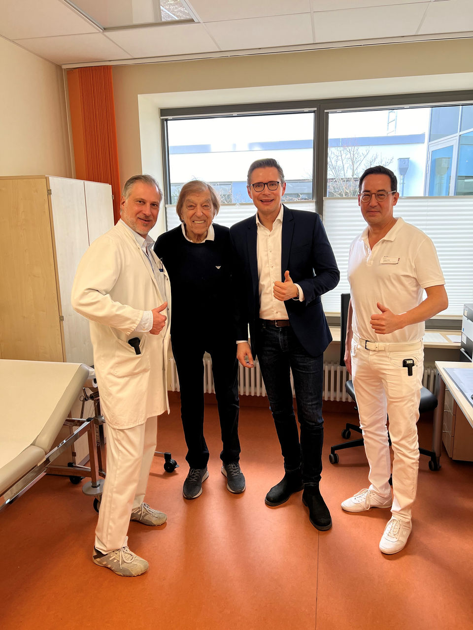 „Besser als bei Dr. Bob“ – Bata Illic nach erfolgreicher Behandlung in Helios Klinikum München West wieder zu Hause