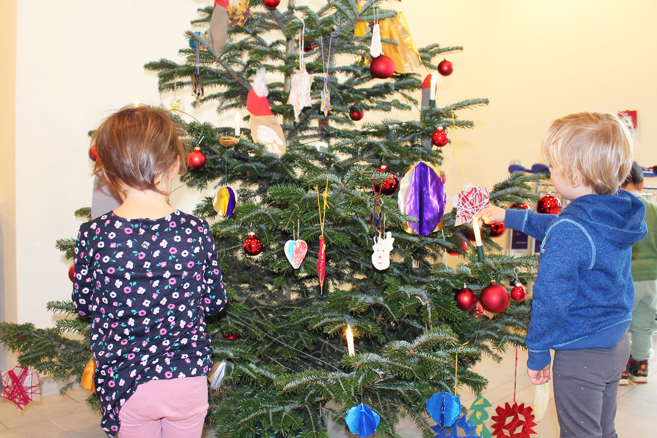 Salzteigelche, Sterne und Schneemänner - KiTa-Kinder schmücken Klinik-Weihnachtsbaum 